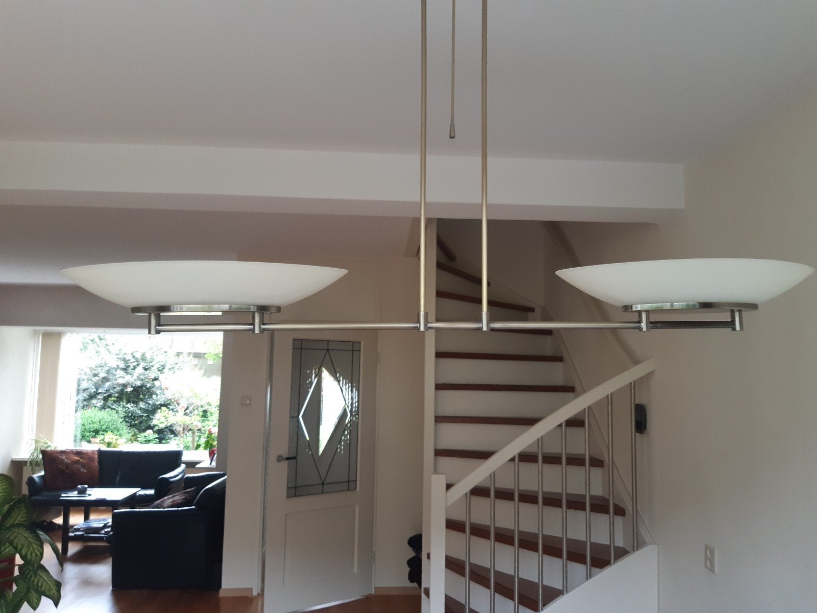 Messing hanglamp met twee lichtkelken van wit glas
Heeft bij, Ophalen, Gebruikt, Glas