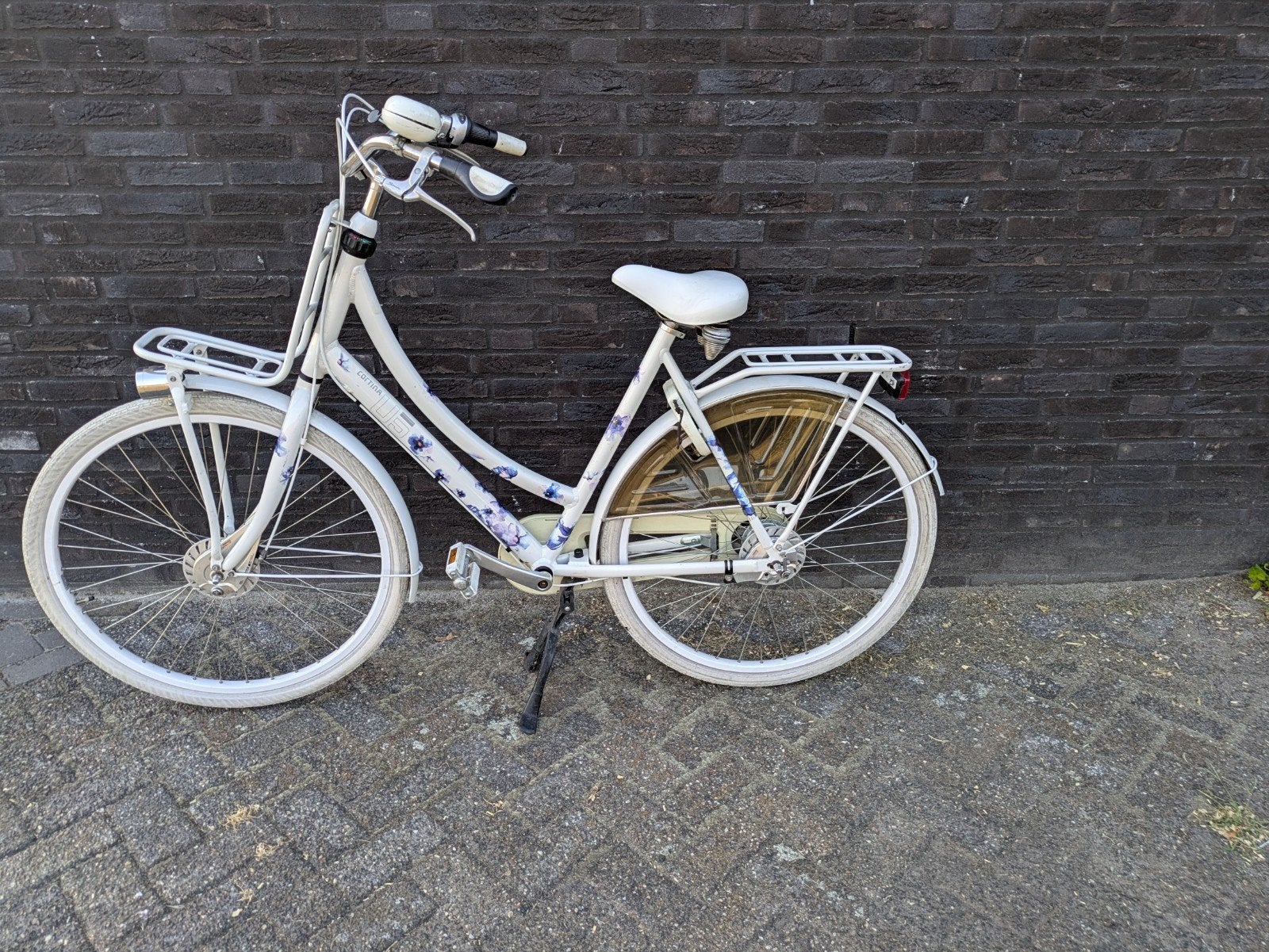 CORTINA  Witte damesfiets met voordrager en bloemendetails, 53 tot 56 cm, (Extra) lage instap, Zo goed als nieuw, Schijfrem