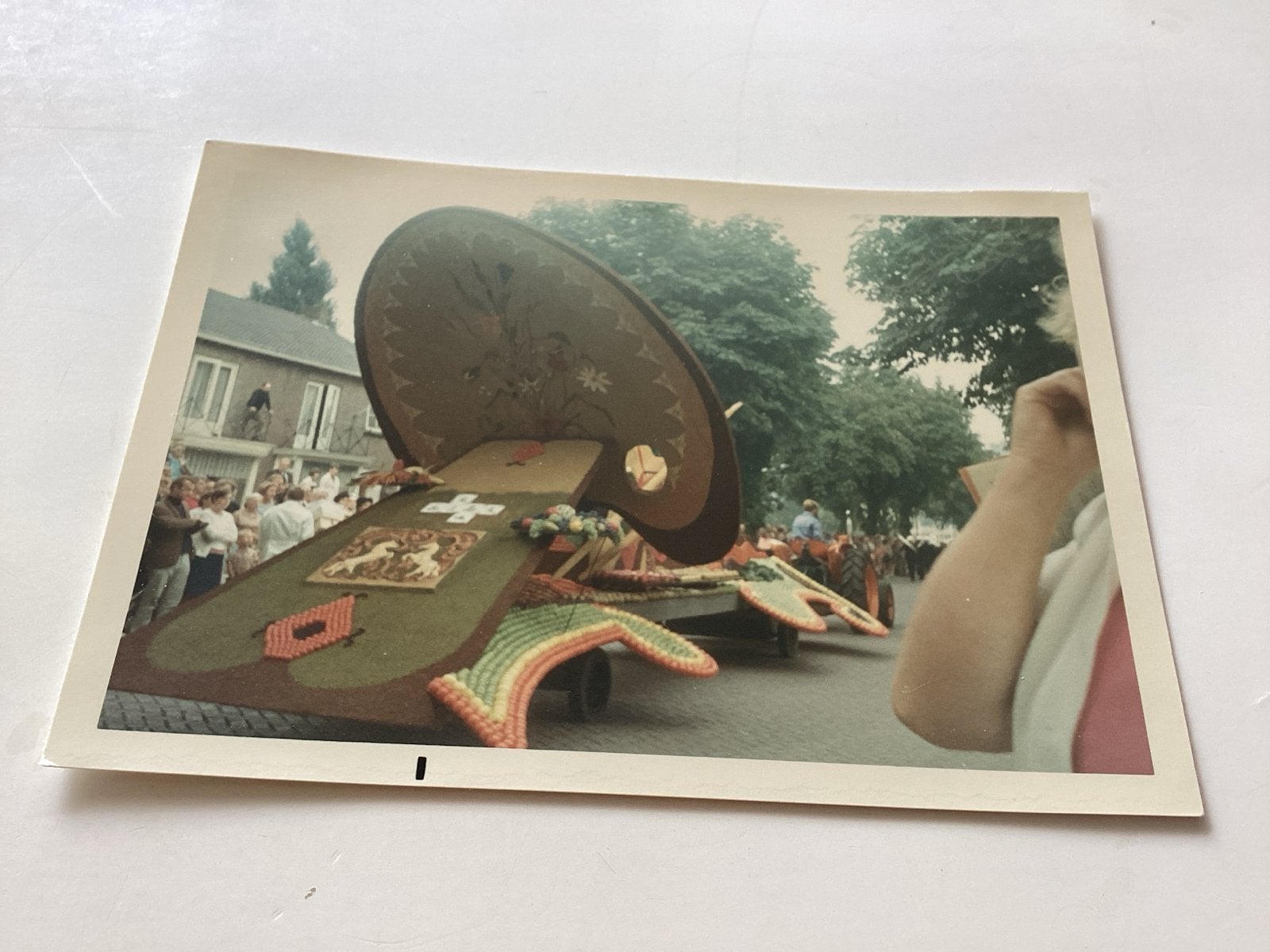 Tiel Oude foto van een praalwagen met Zwitsers thema, 1960 tot 1980, Gebruikt, Foto, Ophalen of Verzenden