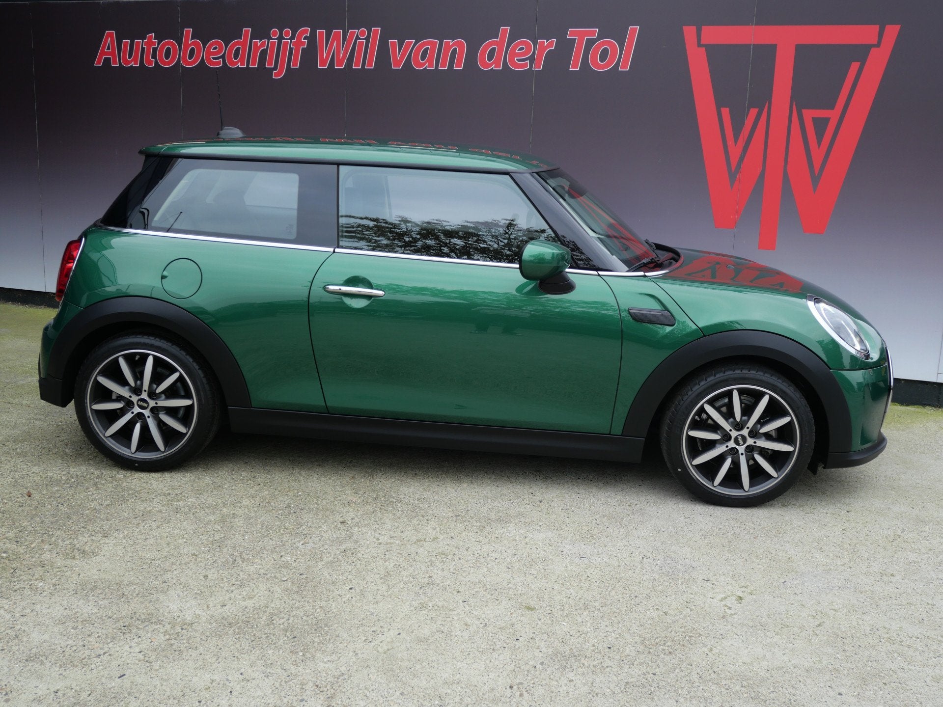 MINI One 1.5 CLASSIC | LED | CRUISE | BREEDBEELD | NIEUWE TY, Voorwielaandrijving, Gebruikt, Zwart, 4 stoelen