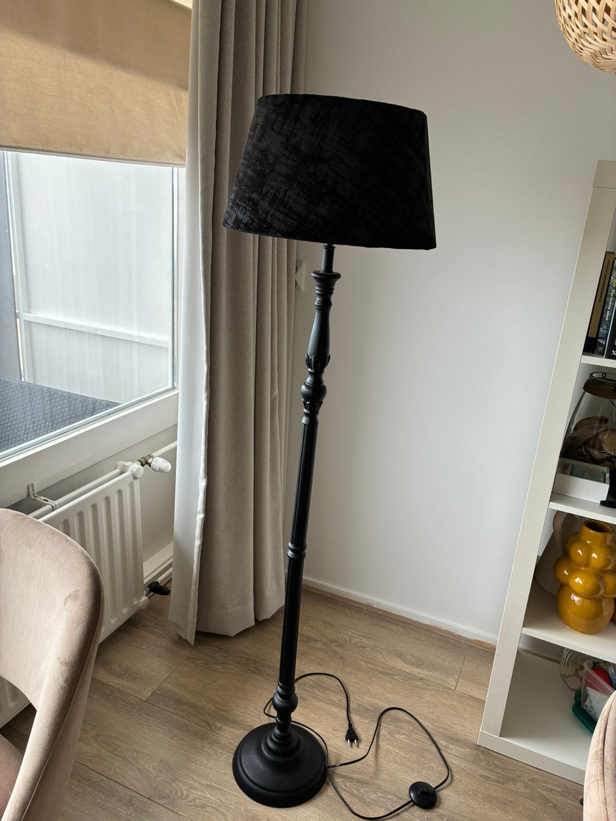 VLOERLAMP MET ZWARTE FLUWELEN KAP, 190 HOOG, Huis en Inrichting, Lampen | Vloerlampen, Ophalen, Zo goed als nieuw, 150 tot 200 cm