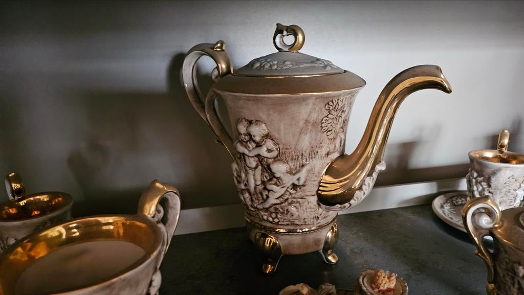 ‘Antiek’ Capodimonte porcelein, verguld T.E.A.B, Ophalen