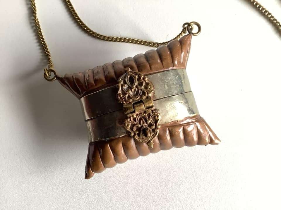 antiek tasje met koperen sluiting lange ketting, Antiek en Kunst, Ophalen of Verzenden