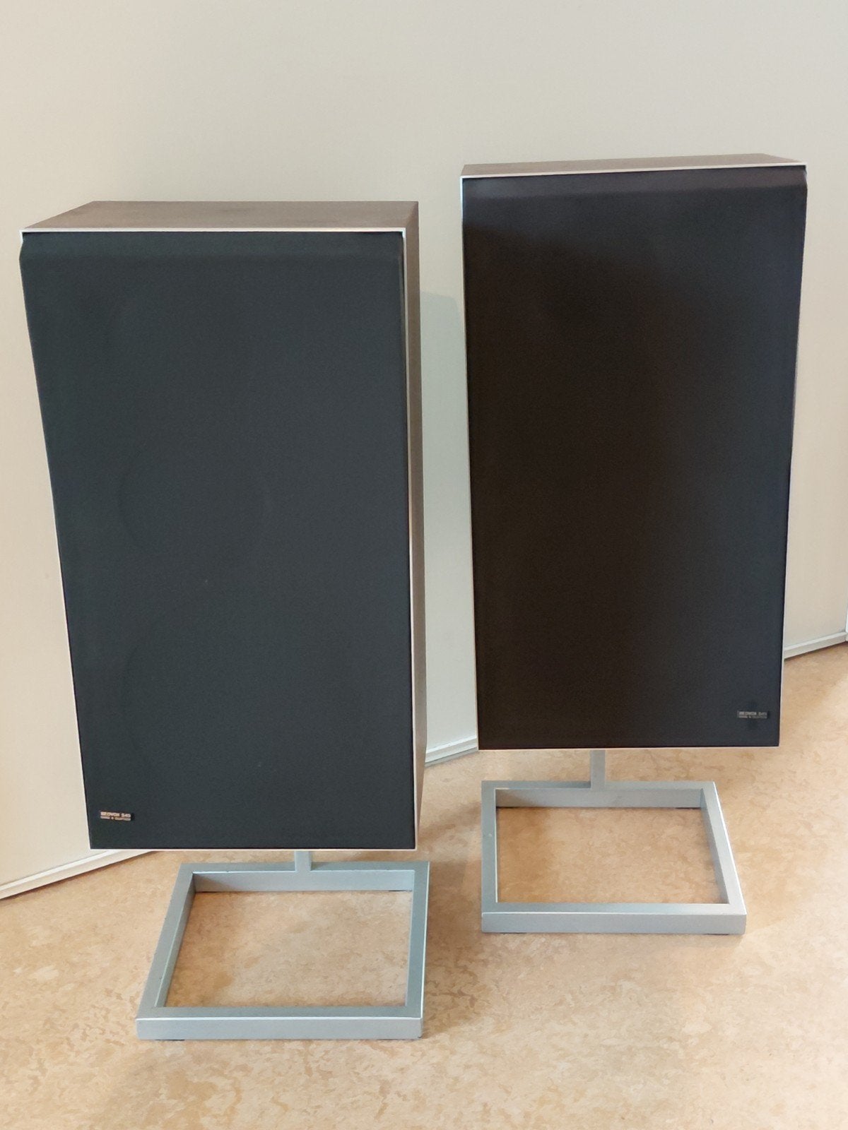 Bang & Olufsen Beovox S45-2 speakers met stands, Audio, Tv en Foto, Ophalen, Gebruikt, Inclusief standaarden, Speakerset