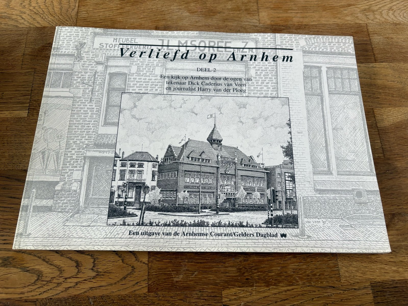 Verliefd op Arnhem Deel 2 - Tekeningen Dick Caderius van Vee, Ophalen of Verzenden, 20e eeuw of later, Zo goed als nieuw