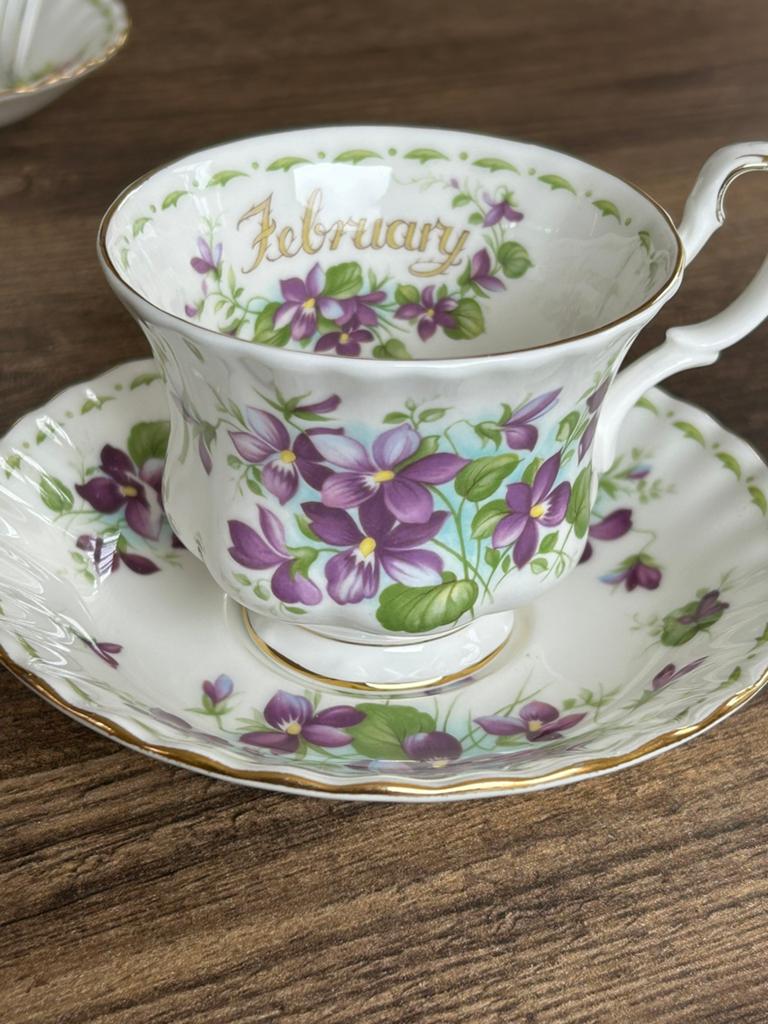 Royal Albert Maand van het Jaar Februari Viooltjes Kop en Sc, Antiek en Kunst, Antiek | Servies los, Ophalen of Verzenden