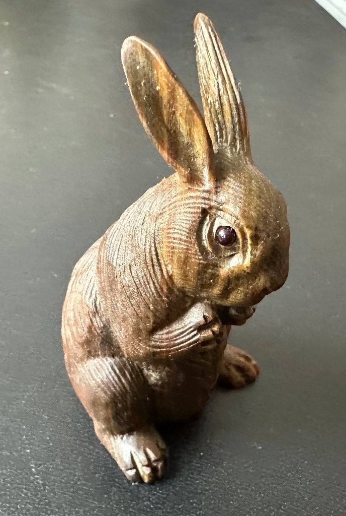 Sandelwood Netsuke van een Haas met onyx oogjes Japan, Antiek en Kunst, Kunst | Niet-Westerse kunst, Hout, Gesneden, Ophalen of Verzenden