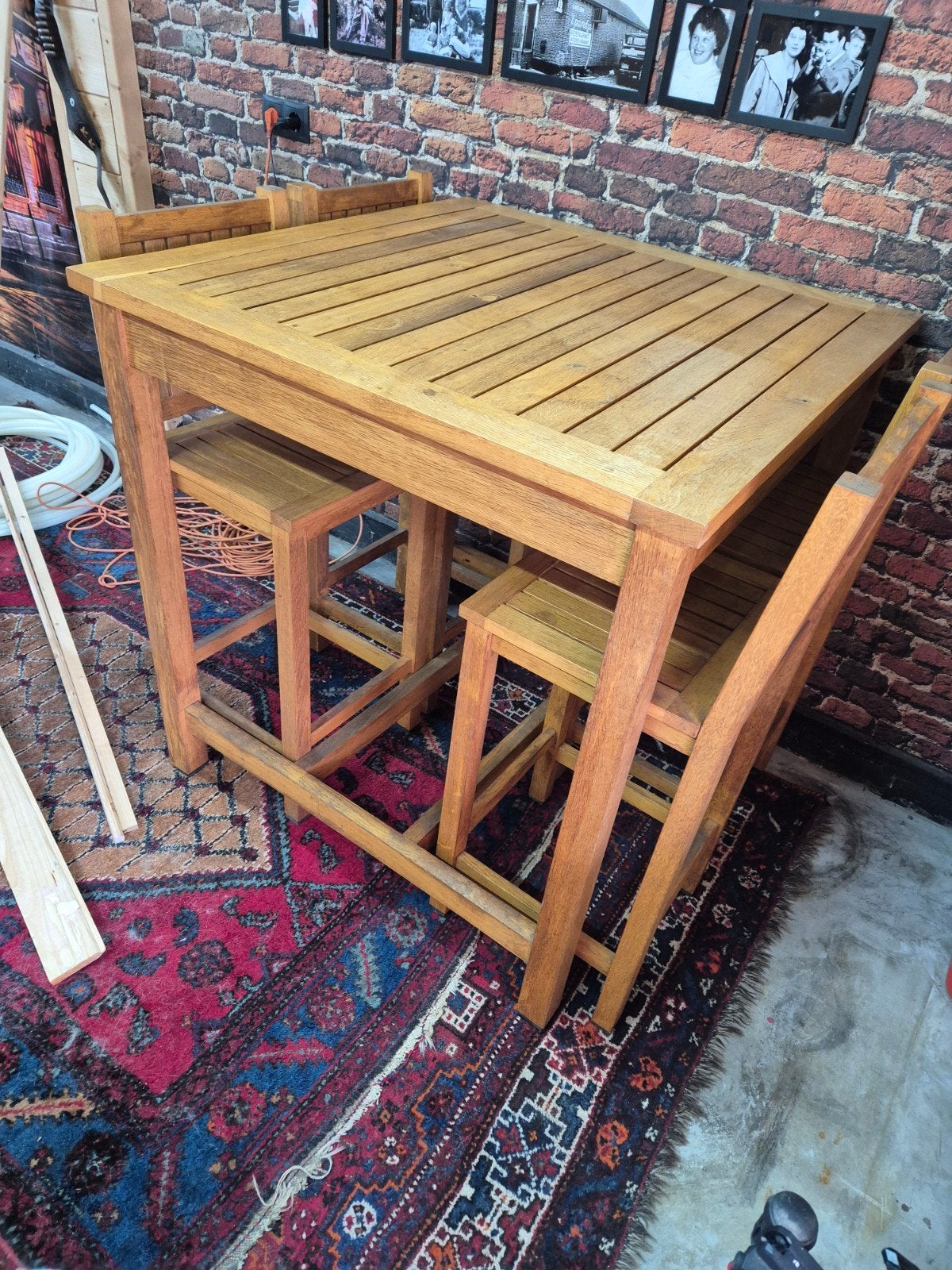 Houten bartafel met 4 krukken, Tuin en Terras, Ophalen of Verzenden, Gebruikt, Vierkant, Hout