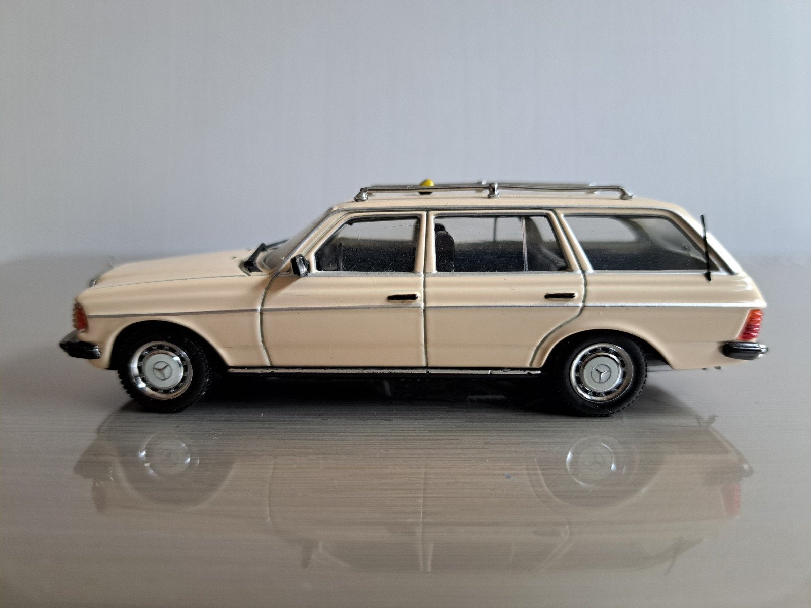 Mercedes W123 TE uit 1975, minichamps, Taxi DE. 1:43, Ophalen of Verzenden