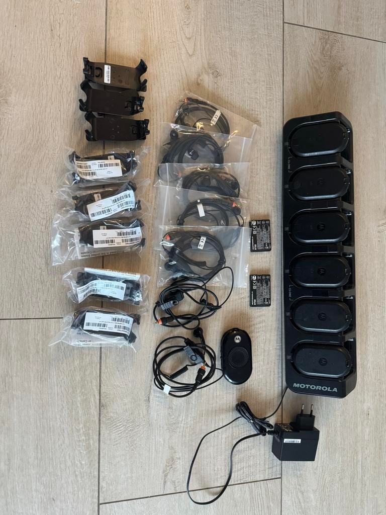 Motorola CLP446 met nieuwe oortjes, clips en laadstation, Telecommunicatie, Portofoons en Walkie-talkies, Ophalen of Verzenden