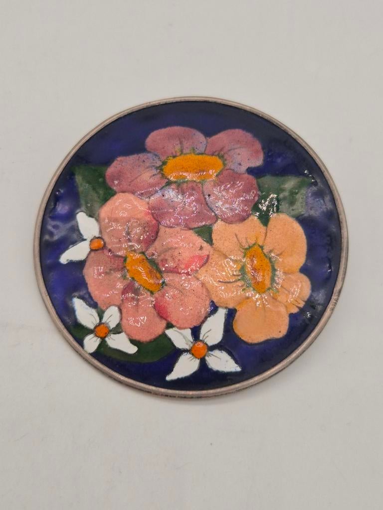 Oude zilveren broche met emaille en bloemen, Sieraden, Tassen en Uiterlijk, Broches, Ophalen of Verzenden, Gebruikt, Zilver, Zilver