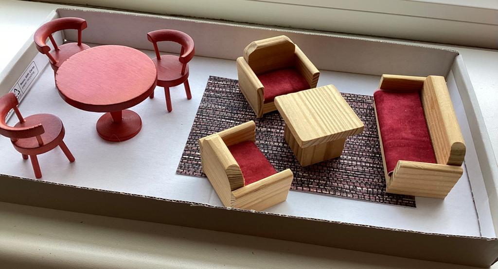 kleine houten poppenhuismeubeltjes, eethoek en zithoek, Ophalen, Zo goed als nieuw, Poppenhuis