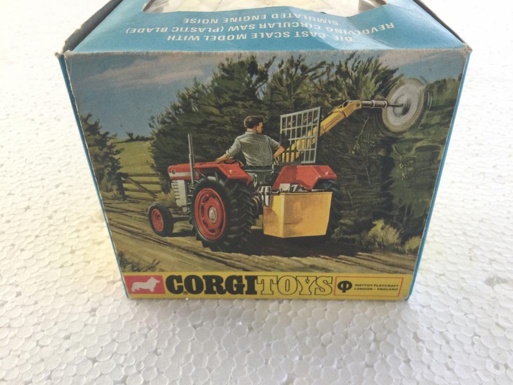 Corgi toys Massey ferguson 165 tractor met zaag., Ophalen of Verzenden, Zo goed als nieuw, Tractor of Landbouw, Corgi