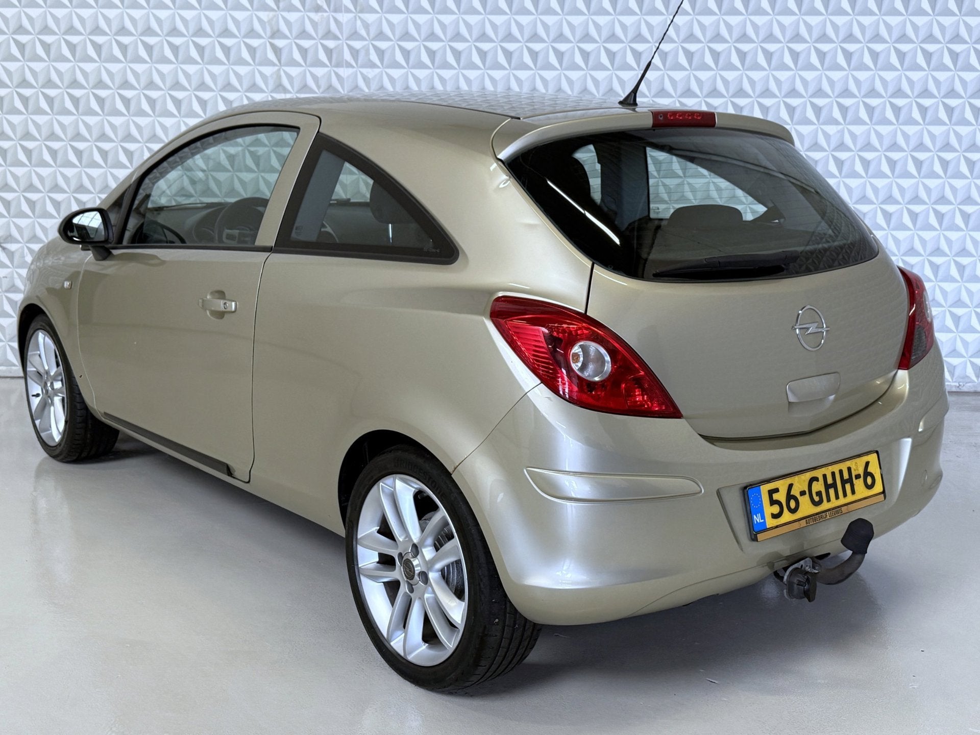 Opel Corsa 1.2-16V Enjoy AUTOMAAT / Nieuwe distributiekettin, Auto's, 1229 cc, Beige, Origineel Nederlands, Bedrijf