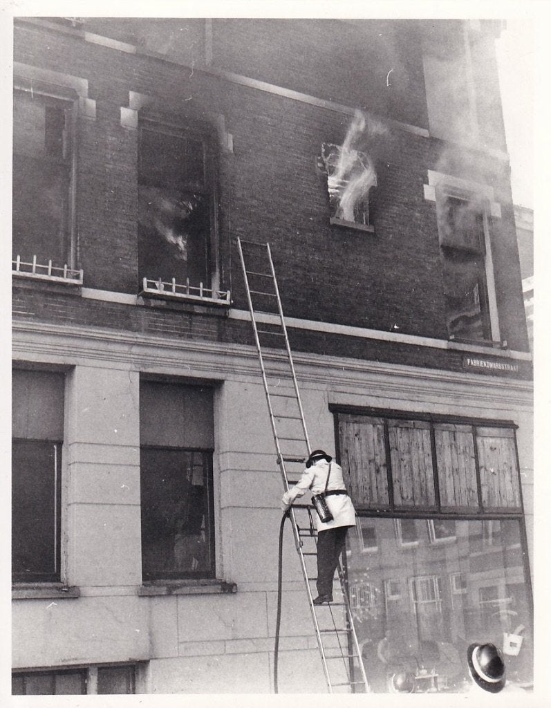 733F foto Rotterdam, blussen brand in de Fabriekstraat, Ophalen of Verzenden, 1960 tot 1980, Ongelopen, Zuid-Holland