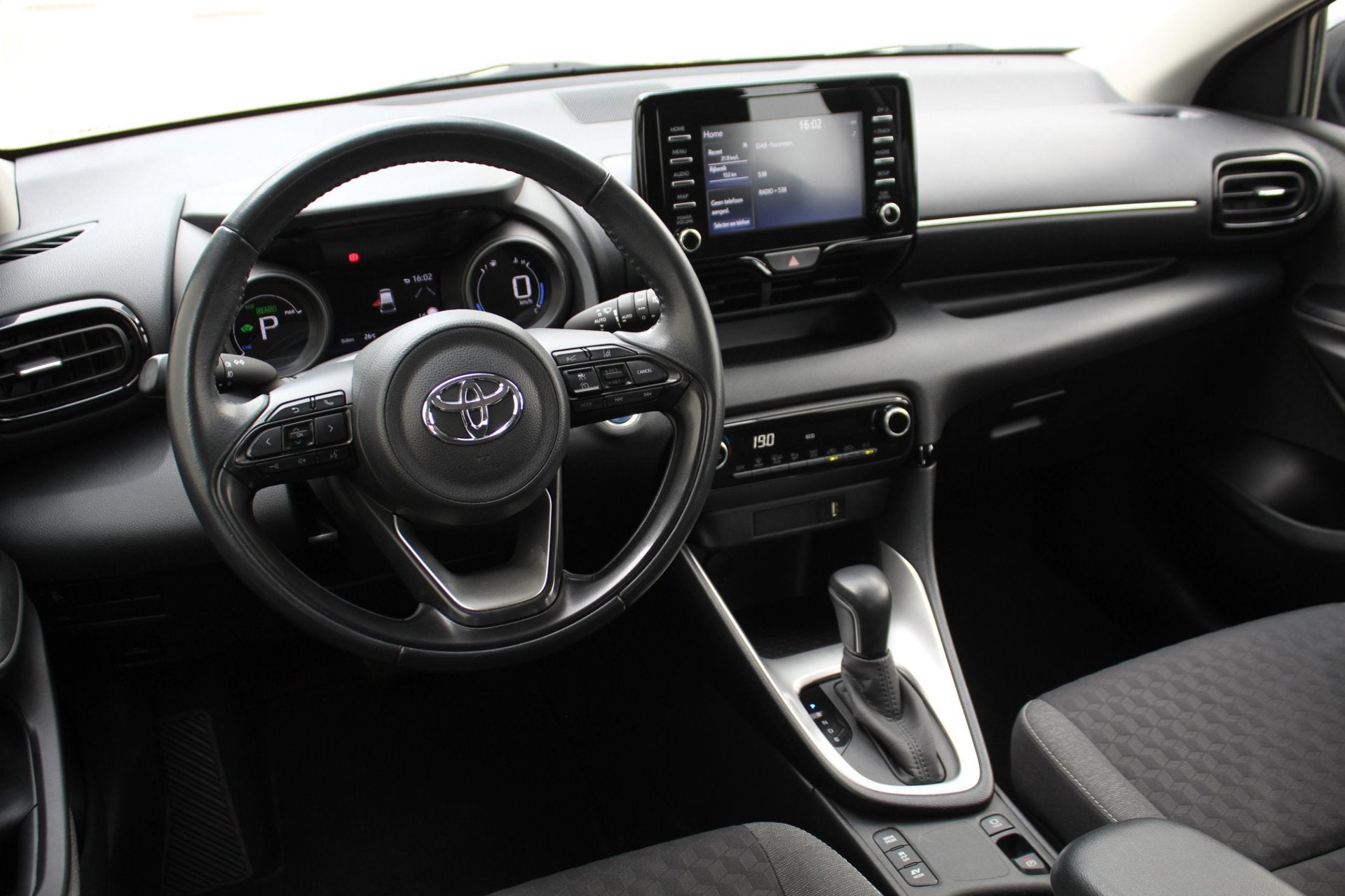 Toyota Yaris 1.5 Hybrid Dynamic | Dealer onderhouden | Adapt, Auto's, Gebruikt, 450 kg, Bedrijf, 93 pk