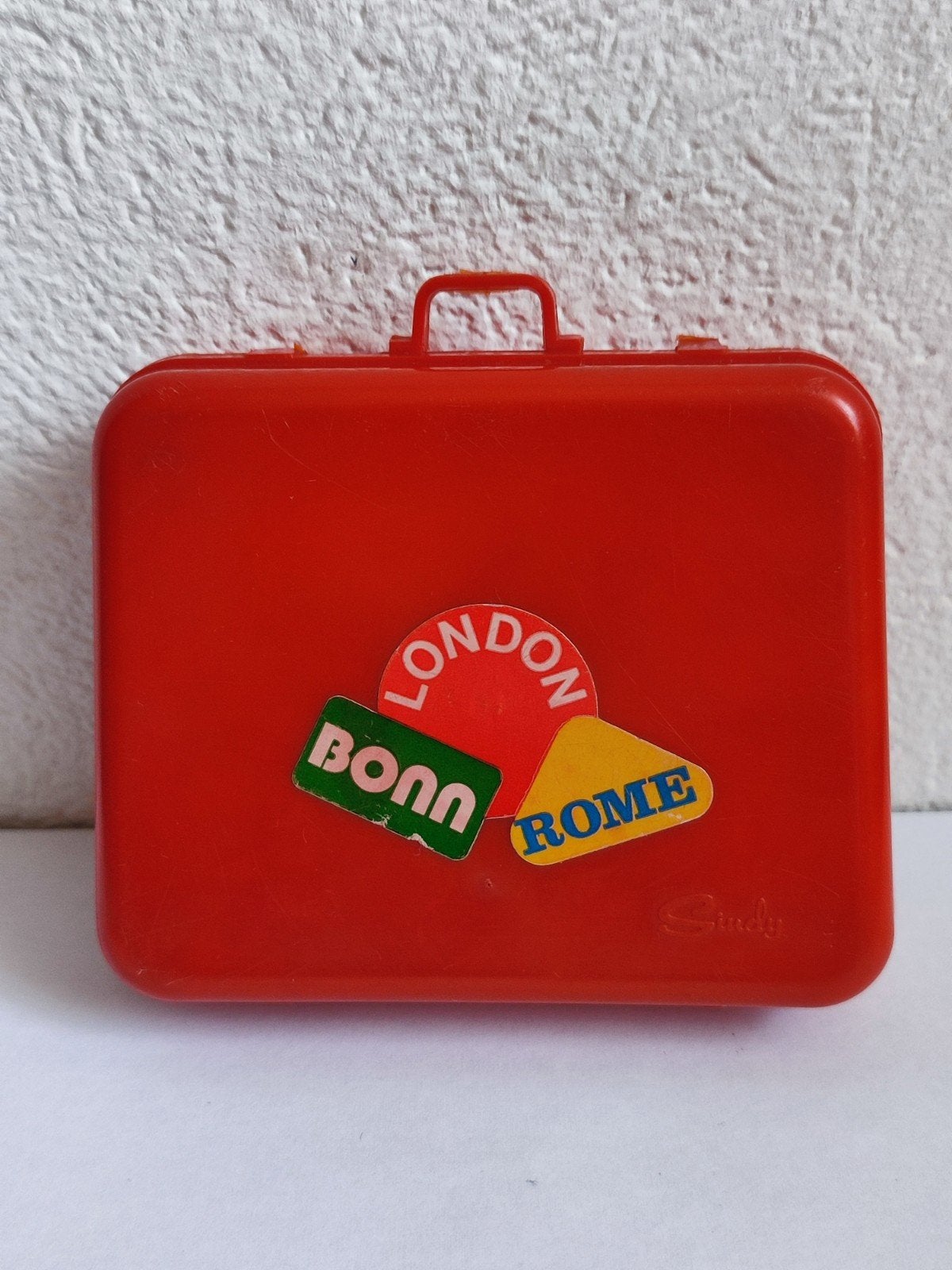 Barbie Fleur Cindy Vintage rood koffertje met reisstickers -, Ophalen of Verzenden, Gebruikt, Jongen of Meisje