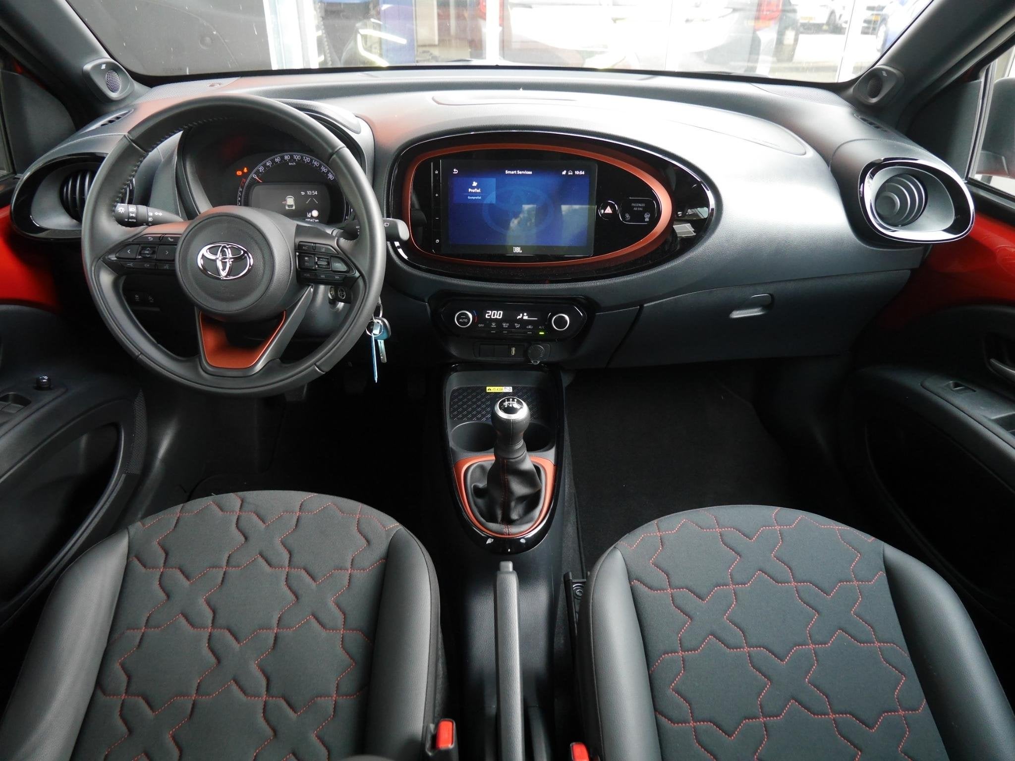 Toyota Aygo X 1.0 VVT-i MT Envy | JBL | Carplay / Android au, Voorwielaandrijving, Gebruikt, 4 stoelen, Leder en Stof