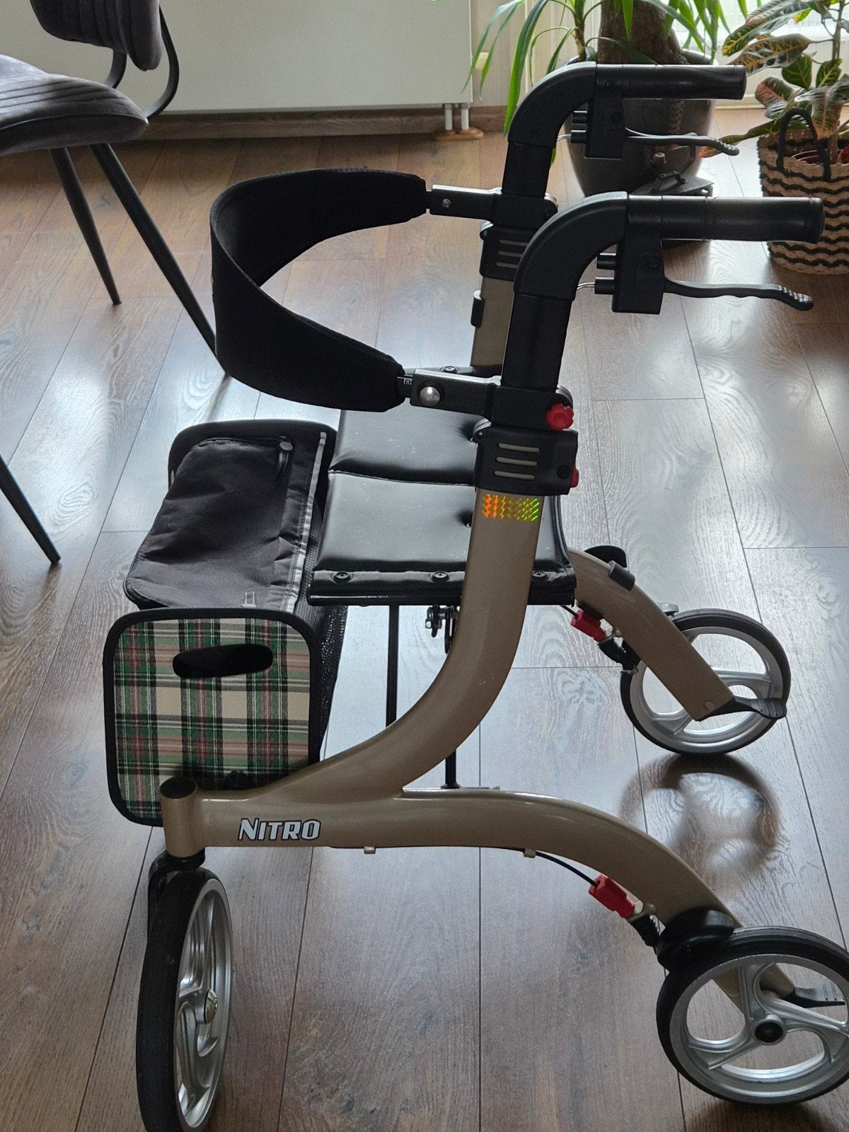 Nitro rollator maat S met tasje., Diversen, Ophalen, Zo goed als nieuw