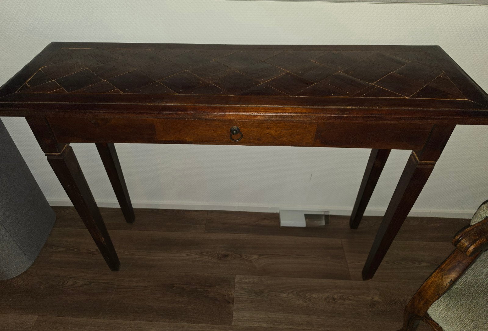 2 houten tafels (waarvan 1 met lade) en antieke stoel, Ophalen