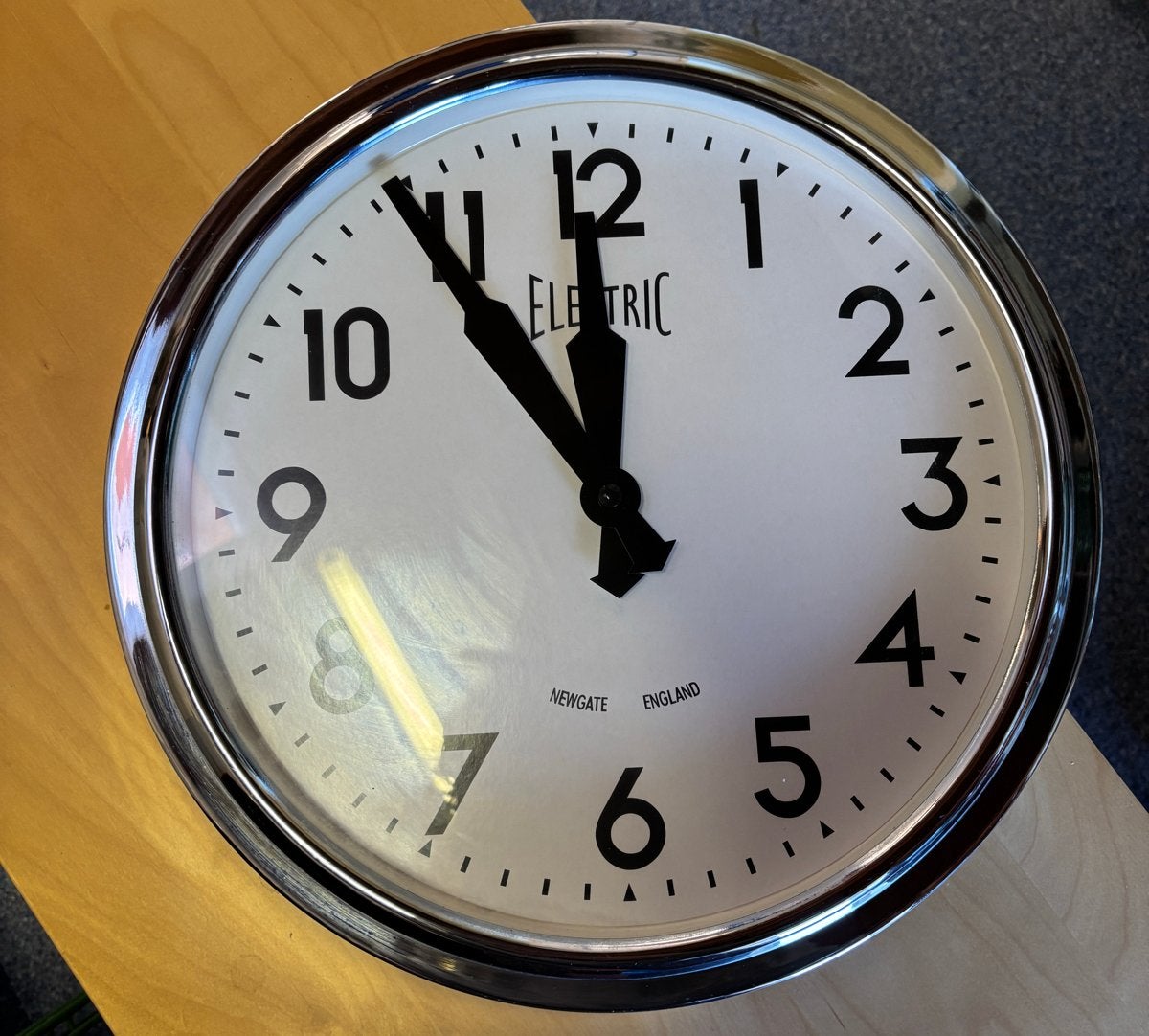 Newgate Electric Wandklok 34cm - Zilver/Wit, Analoog, Huis en Inrichting, Ophalen, Wandklok, Analoog, Werkt op batterijen