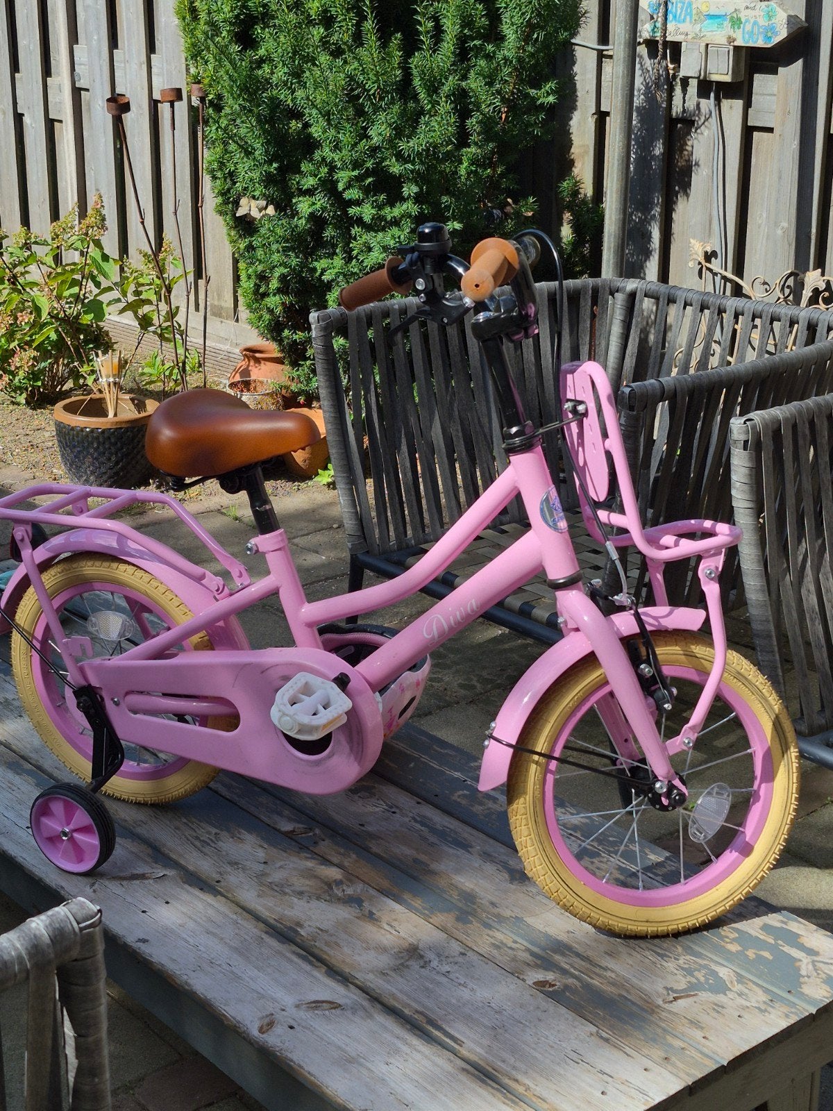 Roze Meisjesfiets 14 inch met zijwieltjes incl helm!, Ophalen, Zijwieltjes, Gebruikt, Velgrem