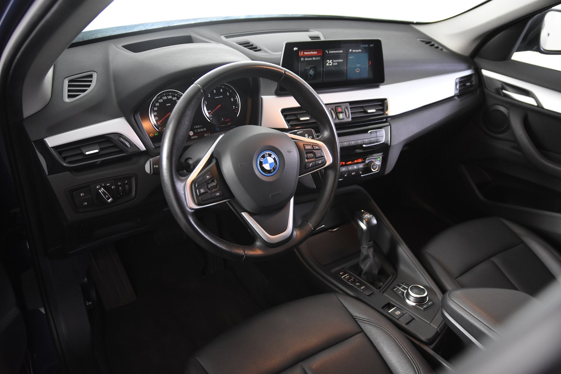 BMW X1 xDrive25e *1ste Eigenaar*Leer*Navigatie*Trekhaak*, Auto's, Dealer onderhouden, Gebruikt, 1595 kg, Blauw