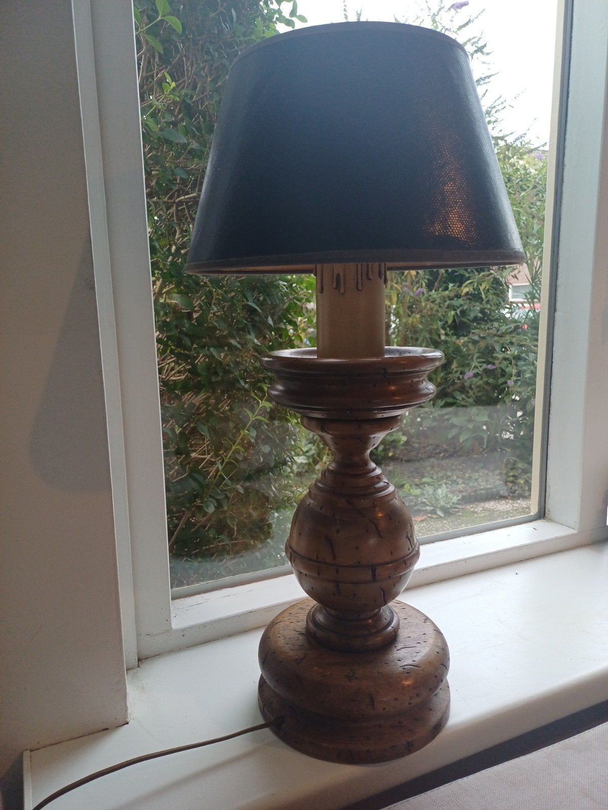Vintage houten tafellamp met zwarte kap, Ophalen