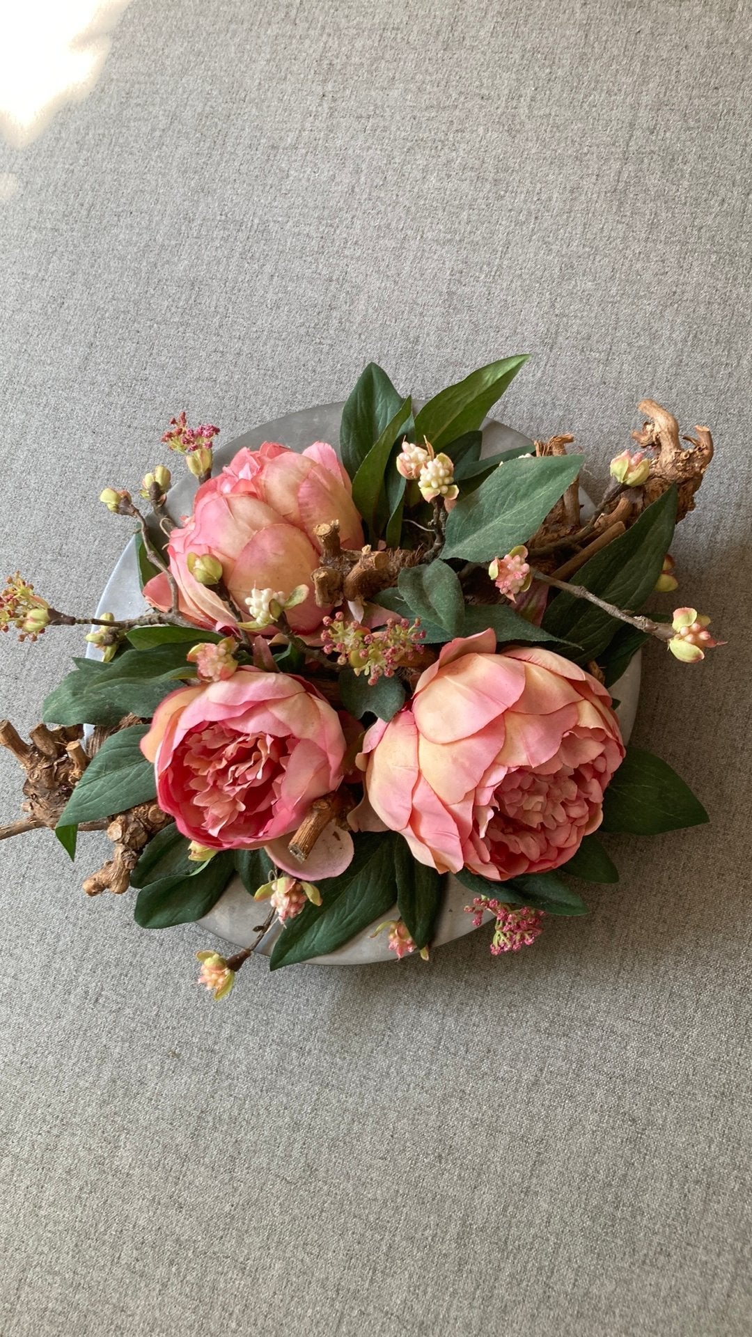 Tinnen schaal met kunstbloemen 30 cm breed, Ophalen of Verzenden, Zo goed als nieuw