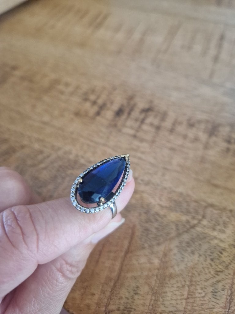 Antieke, zilveren ring met gefacetteerde saffier. Mt 16