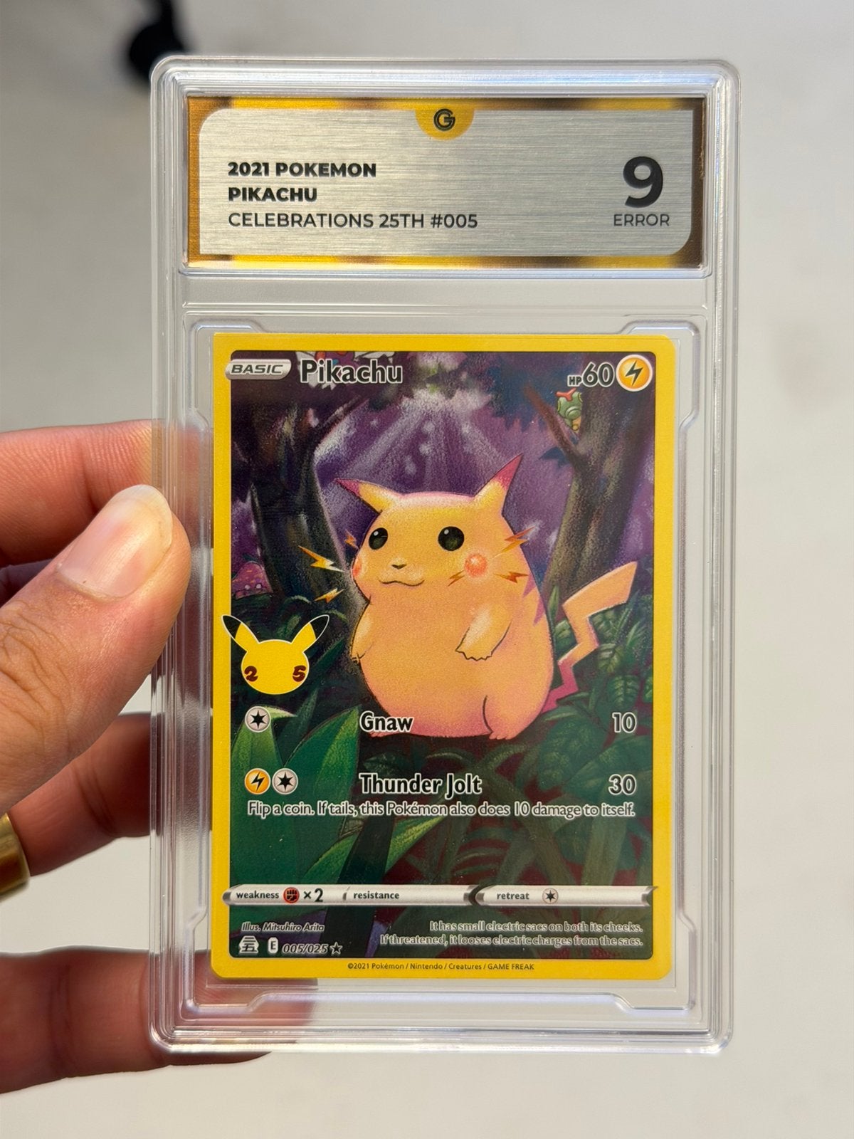 Pikachu 005/025 Celebrations 25th Grade 9 ERROR slab Pokémon, Hobby en Vrije tijd, Verzamelkaartspellen | Pokémon, Ophalen of Verzenden