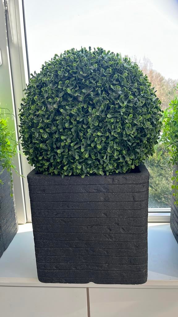 Kunststoffen zwarte bloembak met kunststoffen plant., Kunststof, Vierkant, Zo goed als nieuw, Minder dan 40 cm