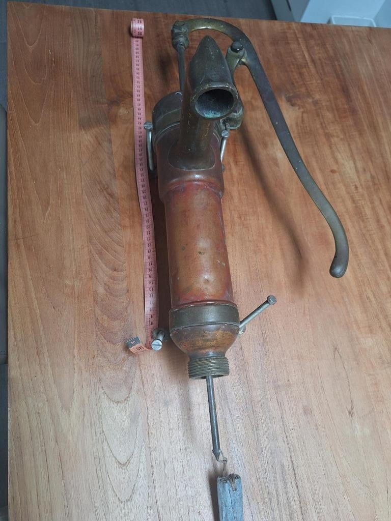 Antieke kopere handpomp, Ophalen