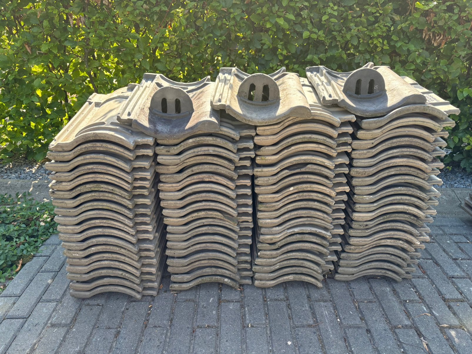 Donkergrijze dakpannen van Kusters uit Tegelen, Doe-het-zelf en Verbouw, Dakpannen en Dakbedekking, Ophalen, Gebruikt, Steen of Klei