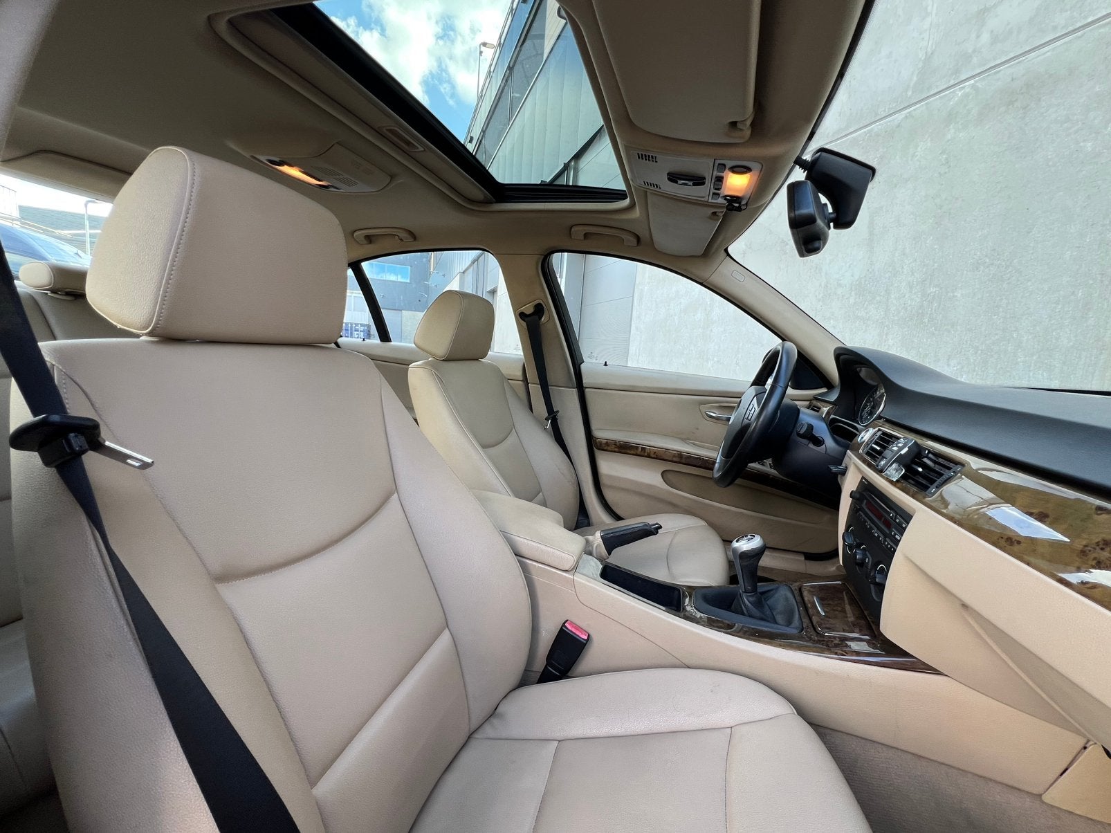 Zwarte BMW 3-Serie 318i E90 Sedan 129PK/SchuifDak/NieuweAPK!, Auto's, BMW, Achterwielaandrijving, Beige, 4 cilinders, Zwart