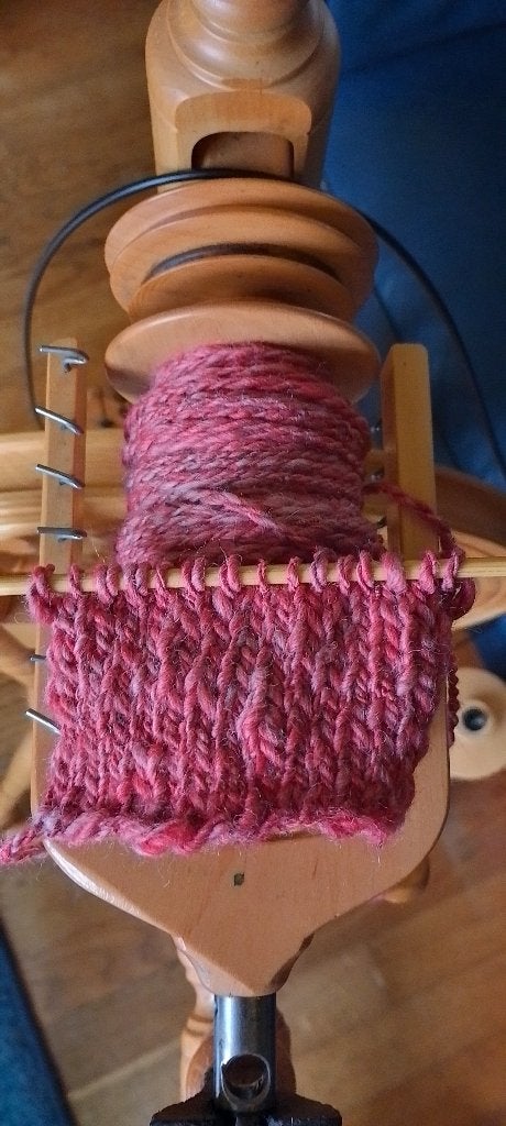 Handgesponnen wol - scheerwol rood met een beetje wit - 587g, Ophalen of Verzenden, Nieuw, Breien of Haken, Wol of Garen