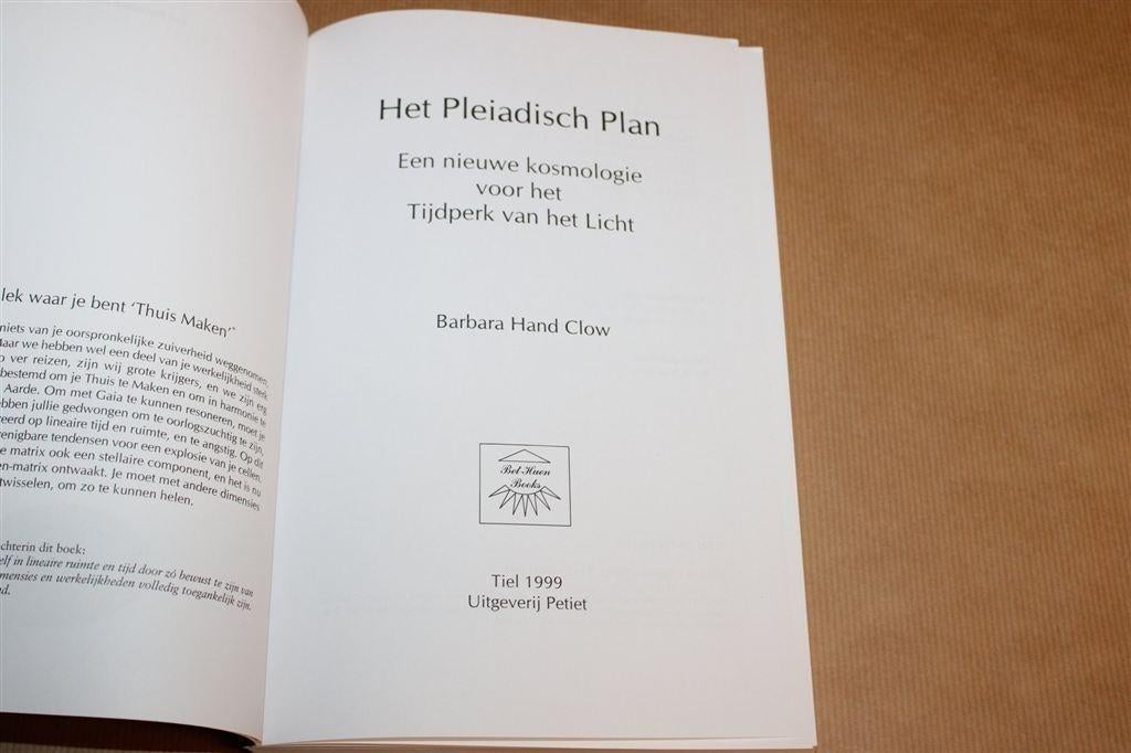 Het Pleiadisch Plan — Nieuwe Kosmologie, 304 pag, Boeken, Ophalen of Verzenden, Gelezen, Overige onderwerpen, Achtergrond en Informatie