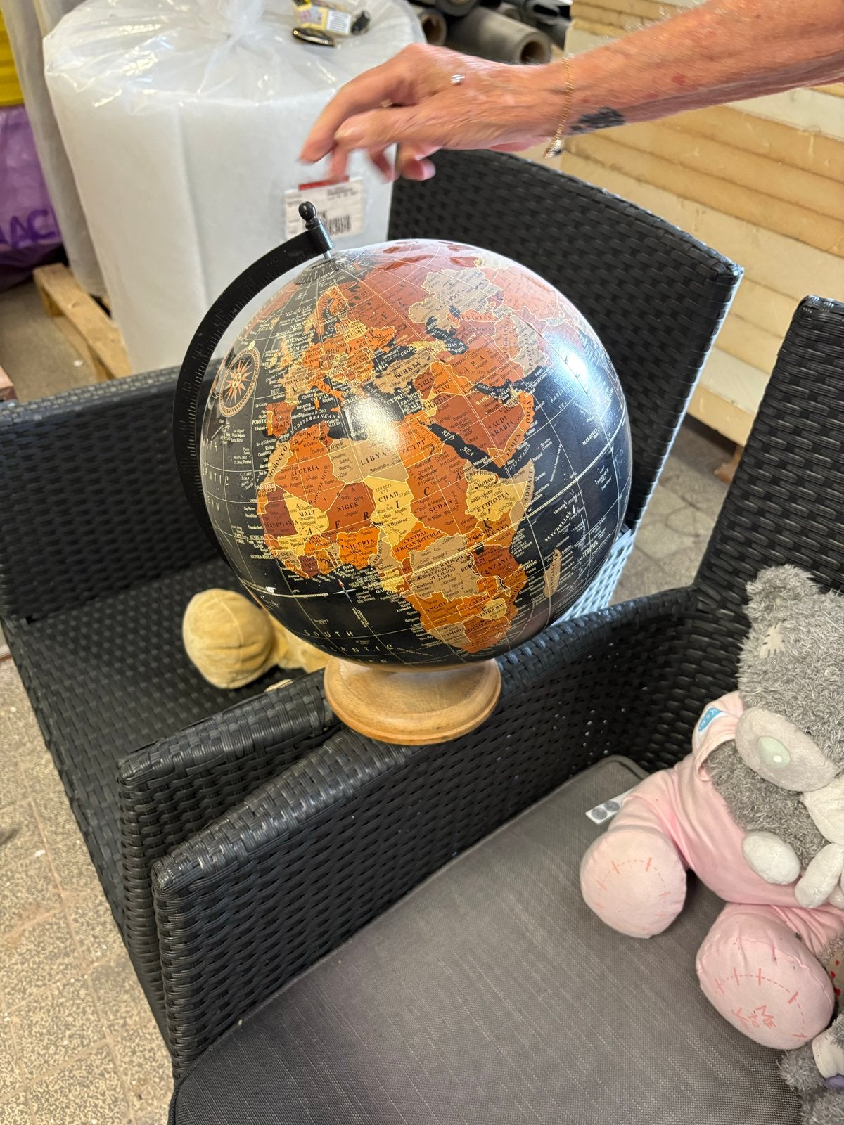 Decoratieve Wereldbol met Houten Voet, Ophalen, Gebruikt, Draaibaar, Staatkundige wereldbol