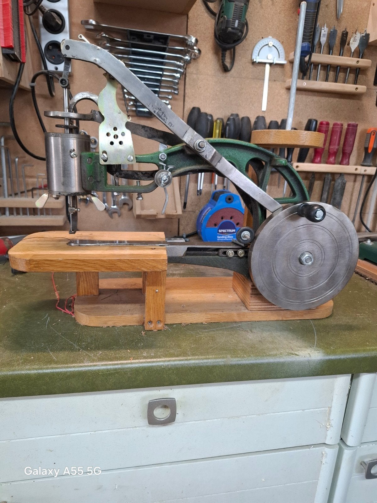 Antieke handnaaimachine voor leerbewerking, Ophalen
