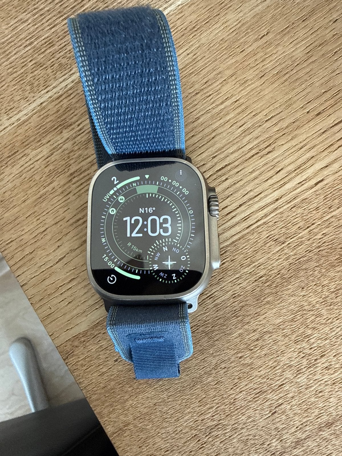 Apple Watch Ultra 3 titanium met blauw en titanium band