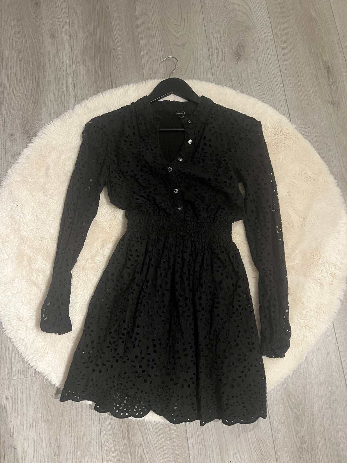 NIKKIE zwarte jurk maat 32 – broderie / kanten jurk, Zwart, Ophalen of Verzenden, Zo goed als nieuw, Maat 34 (XS) of kleiner