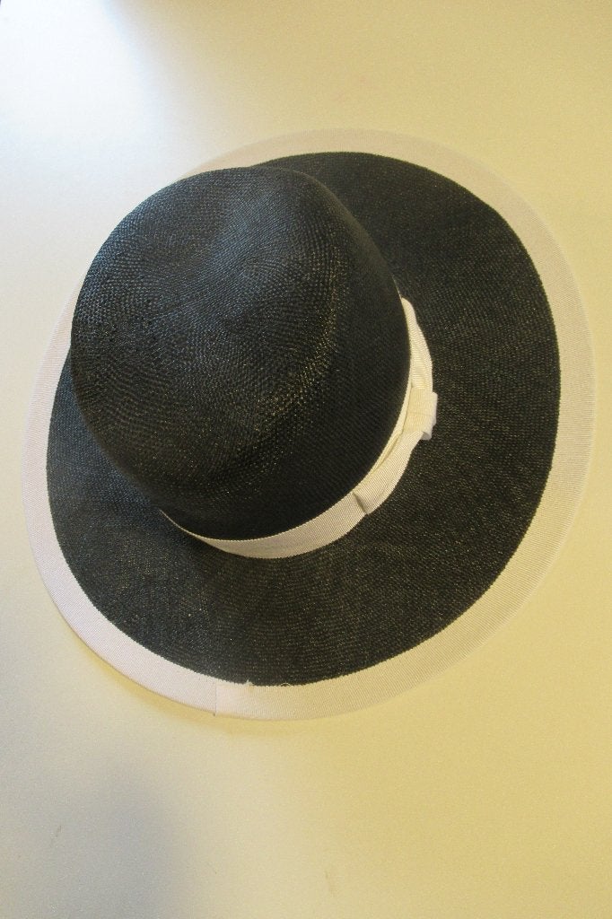 Zwarte hoed met witte garnituur en lint, Kleding | Dames, Hoed, One size fits all, Ophalen of Verzenden, Onbekend