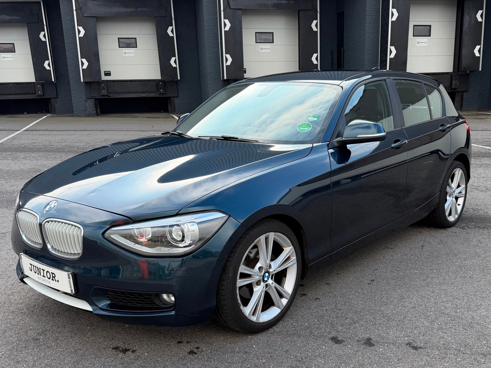 BMW 1-serie 116i Upgrade Edition LEDER/CRUISE/WIDESCREEN/LMV, Auto's, 1-Serie, Euro 5, Gebruikt, Zwart