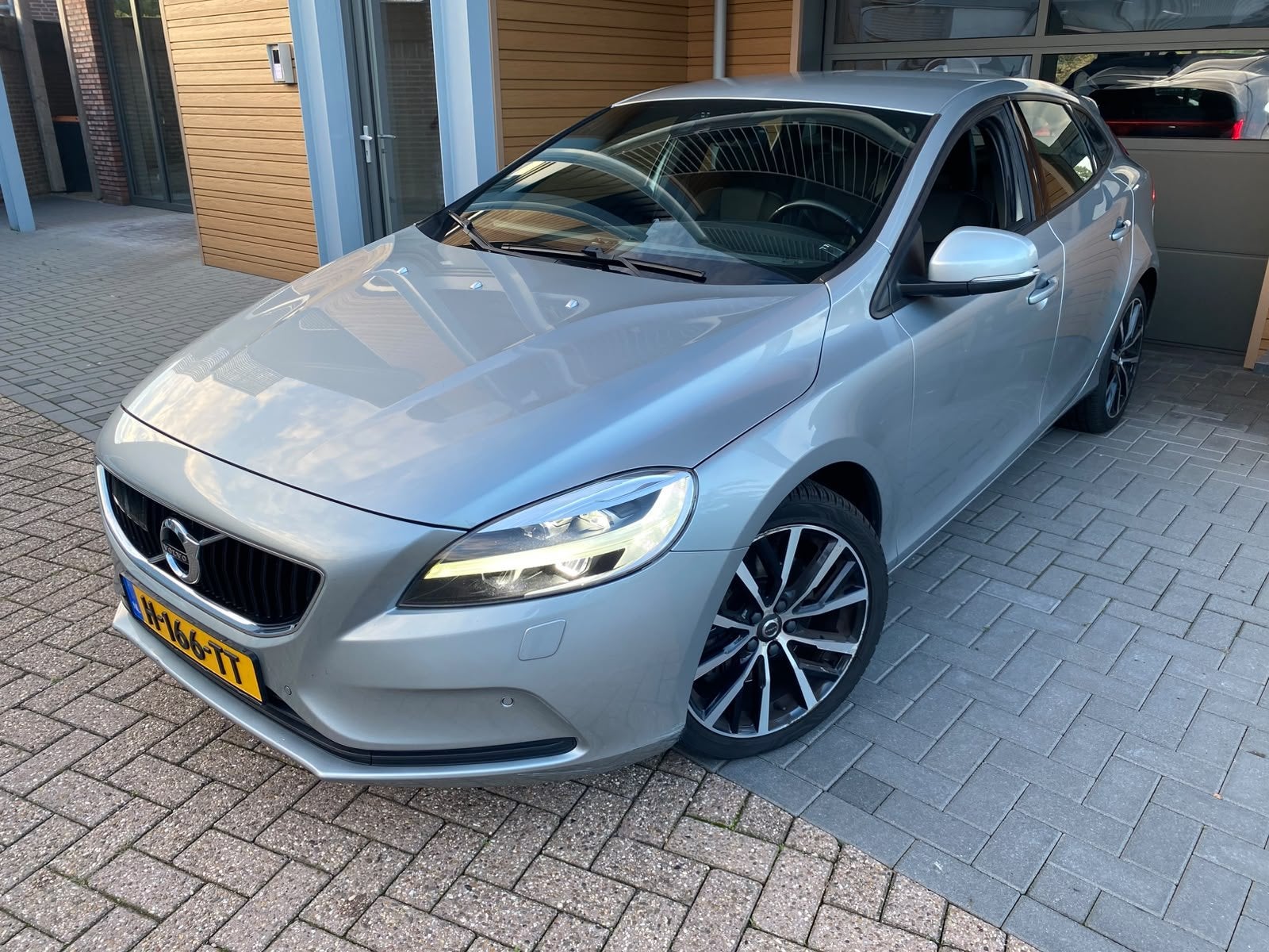 Volvo V40 1.5 T3 Inscription | Automaat| Trekhaak| Stoelverw, Auto's, 4 cilinders, 700 kg, Bedrijf, 1335 kg