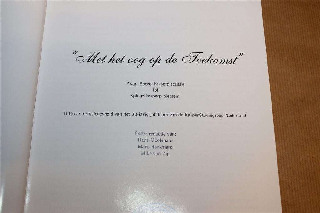 Met het Oog op de Toekomst — Karperprojecten [Jubileum], Boeken, Ophalen of Verzenden, Zo goed als nieuw, Watersport en Hengelsport
