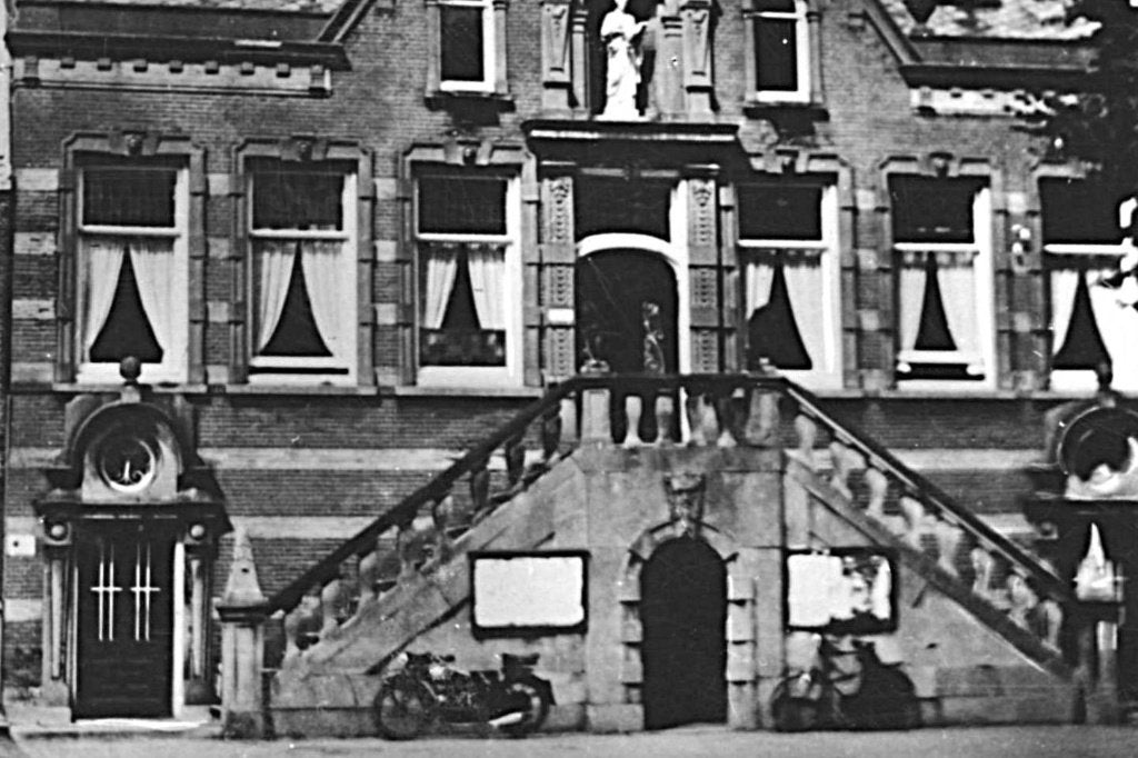 700129 Medemblik NH 1937 Raadhuis Gelopen met postzegel, Ophalen of Verzenden, 1920 tot 1940, Gelopen, Noord-Holland