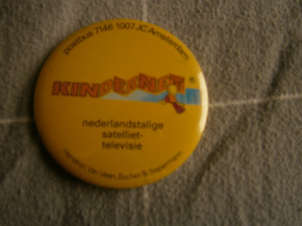 1990s Vintage KinderNet Nederlandstalige Satelliet-Televisie, Verzamelen, Ophalen, Gebruikt, Merk, Button