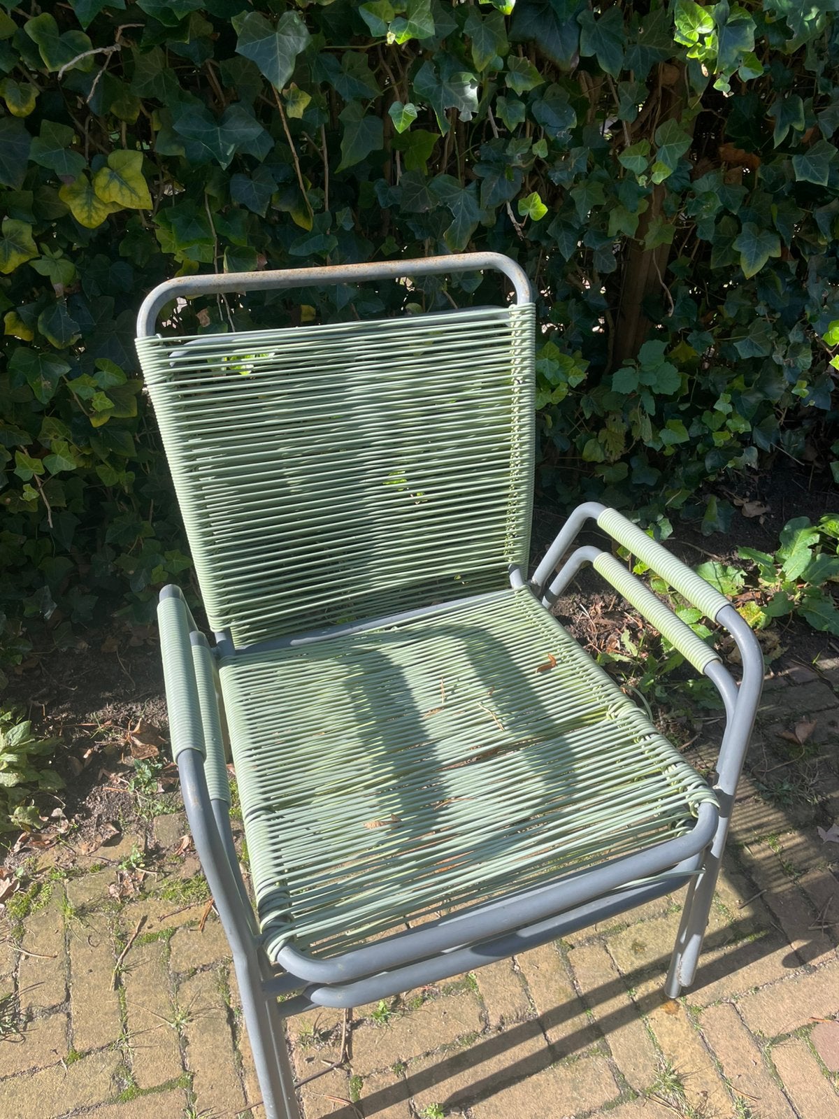 Gezocht: iemand die deze 2 stoelen opnieuw kan bedraden, Ophalen, Zo goed als nieuw, Kunststof