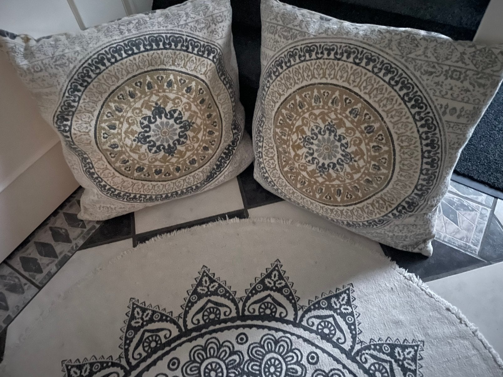 Vloerkleed. Doorsnede 120cm Kussens 50X50cm, Ophalen of Verzenden, Zo goed als nieuw, Rond, 100 tot 150 cm