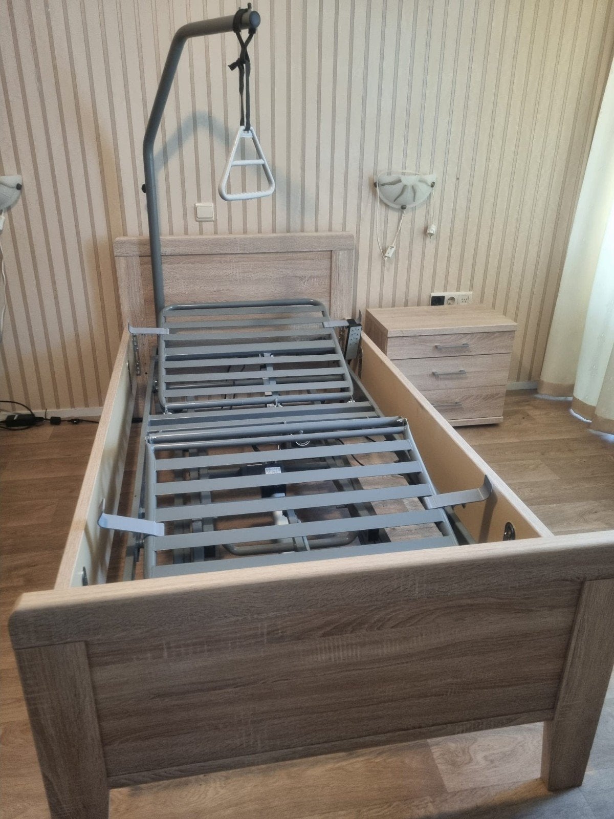 Seniorenbed / Hoog-laag bed - Elektrisch verstelbaar, Huis en Inrichting, Slaapkamer | Bedden, Ophalen, Eenpersoons, Bruin, Zo goed als nieuw
